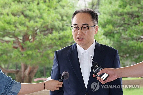 이원석 검찰총장이 5일 오전 서울 서초구 대검찰청으로 출근하며 취재진 질문에 답하고 있다.   [연합뉴스]